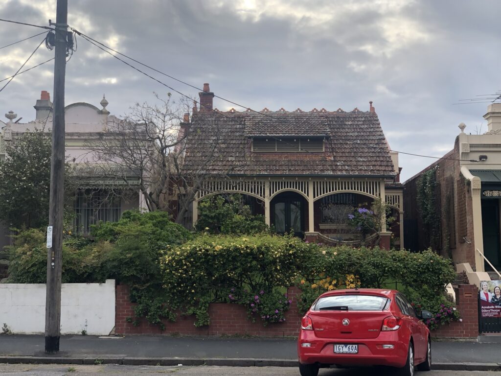 Nhà cổ lợp ngói ở Melbourne