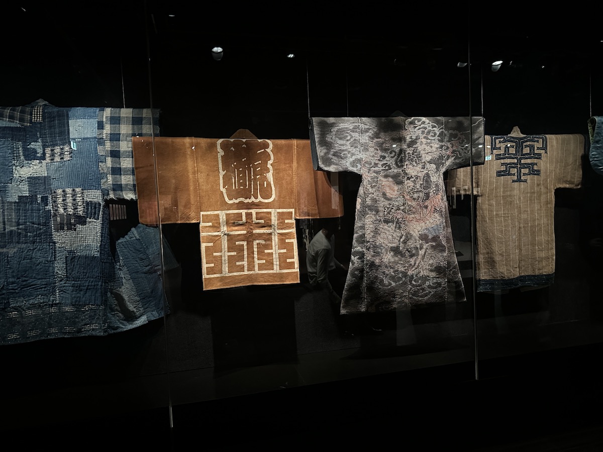 Thú vị triển lãm Kimono Nhật – nhuộm chàm vẽ Yuzen, nhuộm in Katazome với hồ gạo nori, và Shibori – nhuộm buộc nhúng tại National Gallery of Victoria (NGV) Các loại kimono khác nhau